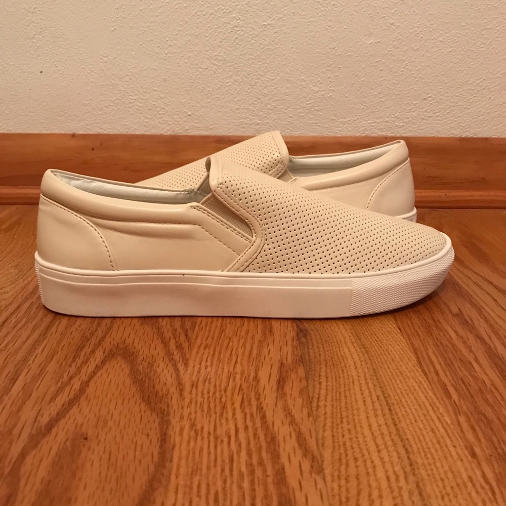 Chellysun Slip On Sneakers Size 8